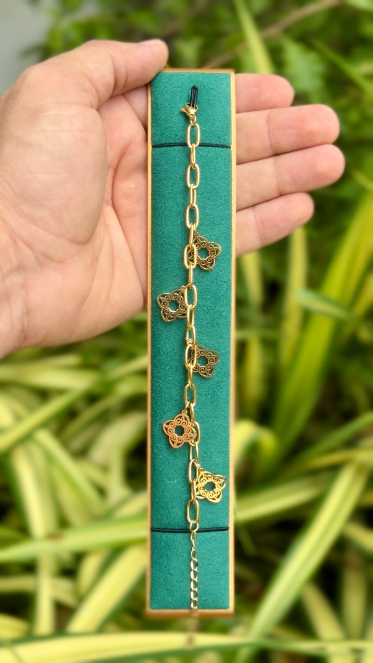 Golden Heart Charm Link Bracelets š