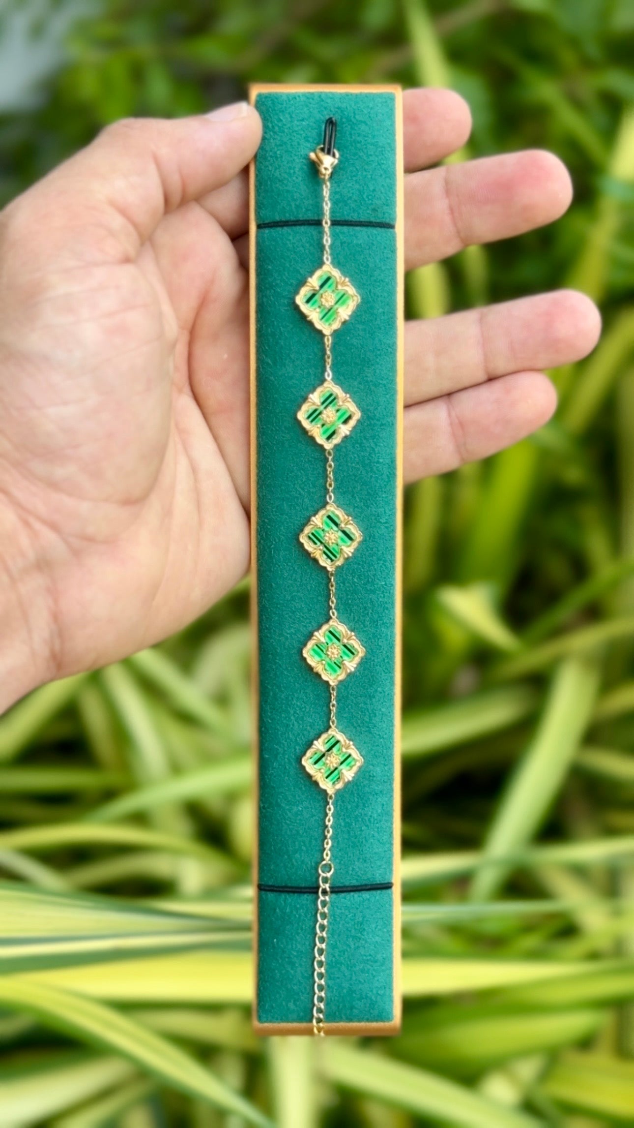 Emerald Clover Grace Bracelet š