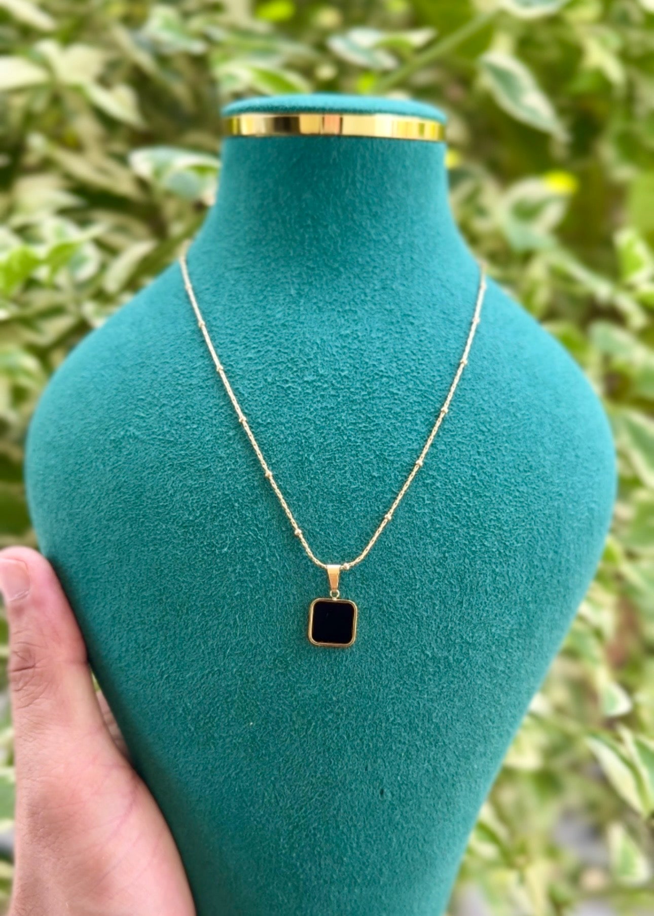 Midnight Square Pendant Necklace āØš¤