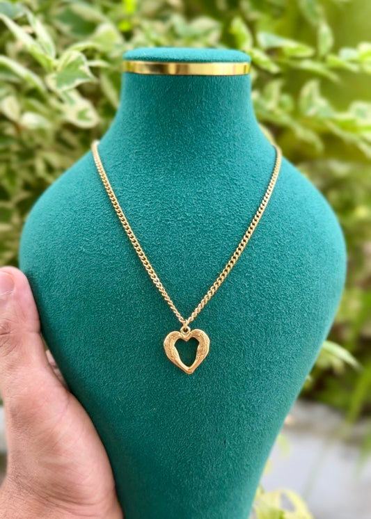 Classic Hollow Heart Necklace 💛✨