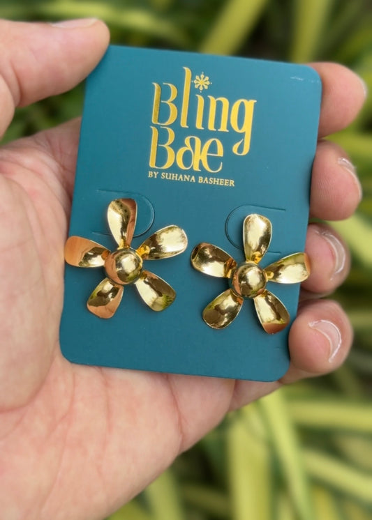 Golden Daisy Shine Studs