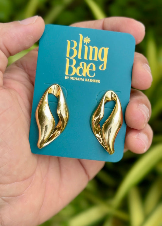 Golden Wave Curve Stud Earrings