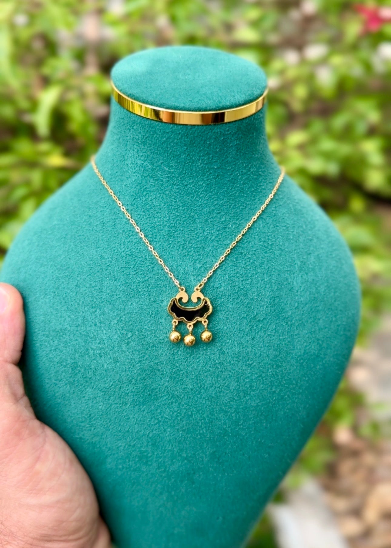 Royal Noir Drop Necklace 🖤✨